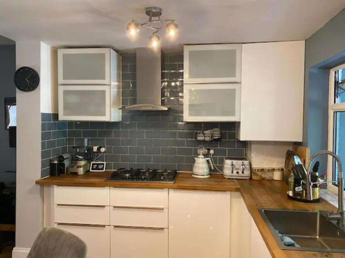 Modern 5 Bedroom Family House - 18 Mins To Station Londen Buitenkant foto