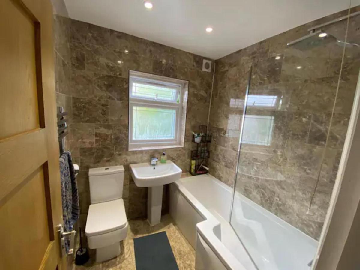 Modern 5 Bedroom Family House - 18 Mins To Station Londen Buitenkant foto